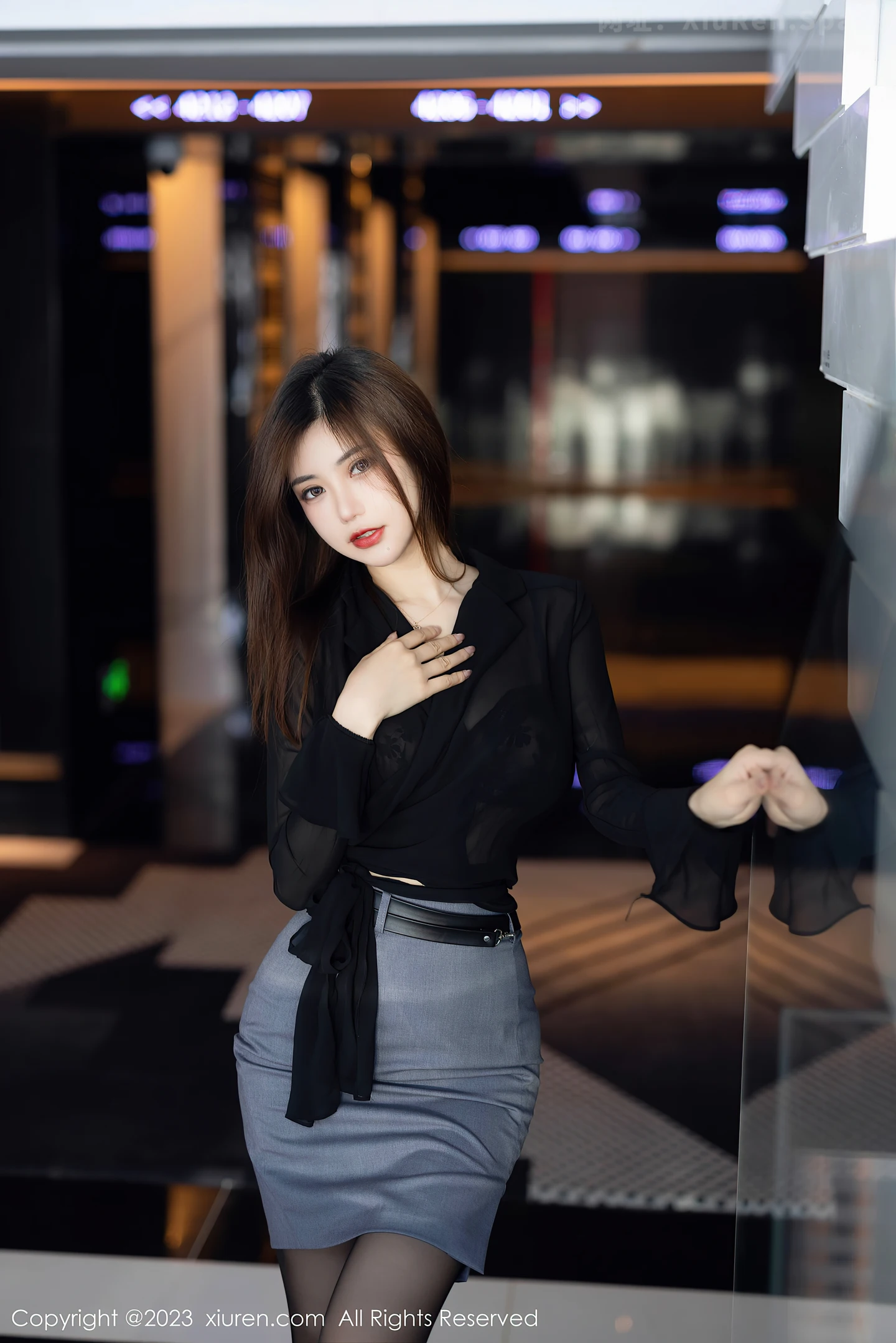 图片[3]-[XiuRen秀人网]2023.05.19 VOL.6770 绮里嘉ula 灰色短裙与黑色蕾丝内衣加黑丝美腿性感私房写真集-秀人网官方网站